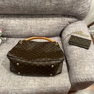 LOUIS VUITTON
Monogram Artsy MM and Wallet ( both authentic)